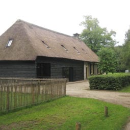 Boerenerf bij een langgevelboerderij