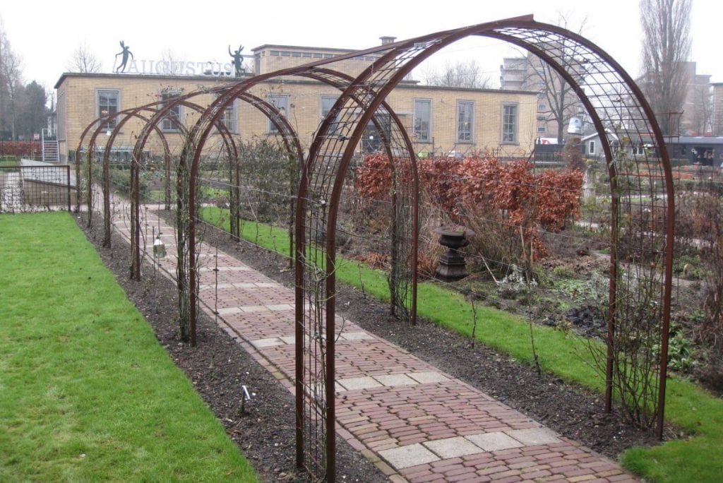 Pergola in de moestuin van Villa Augustus