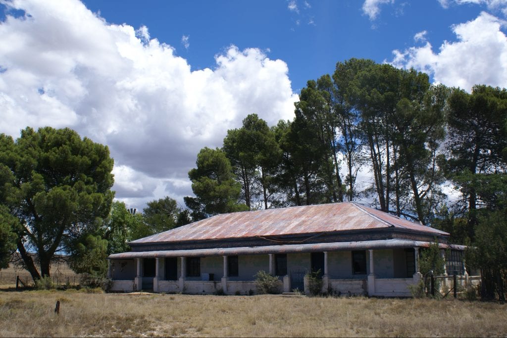 Karakteristieke boerderij in de "grote leegte" van de Karoo